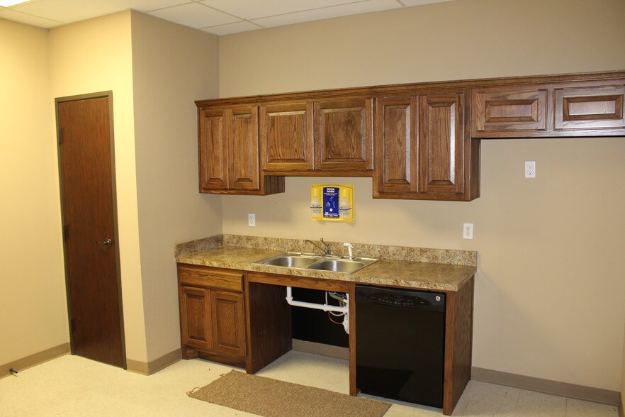 More Photos Of 805 Hill Blvd, Granbury Medical For Lease