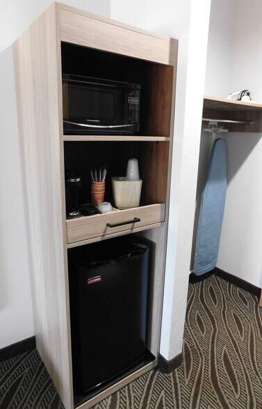 More Photos Of 1823 W Reynolds St, Pontiac Hotel For Sale