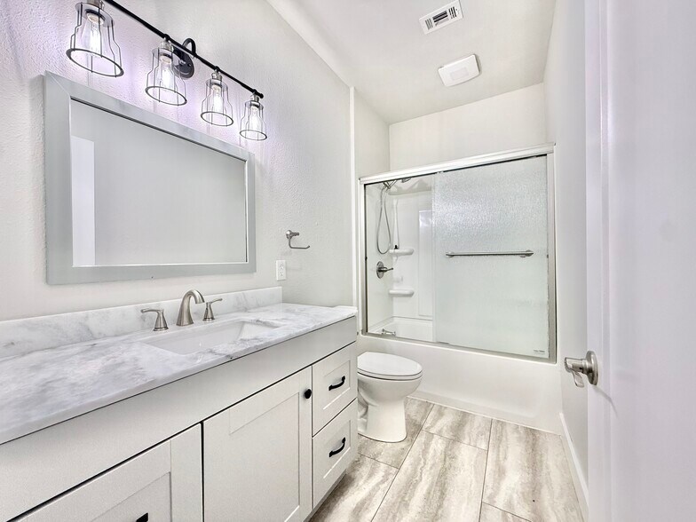 More Photos Of 300 Carmel Creekside Dr, Hutto Warehouse For Sale
