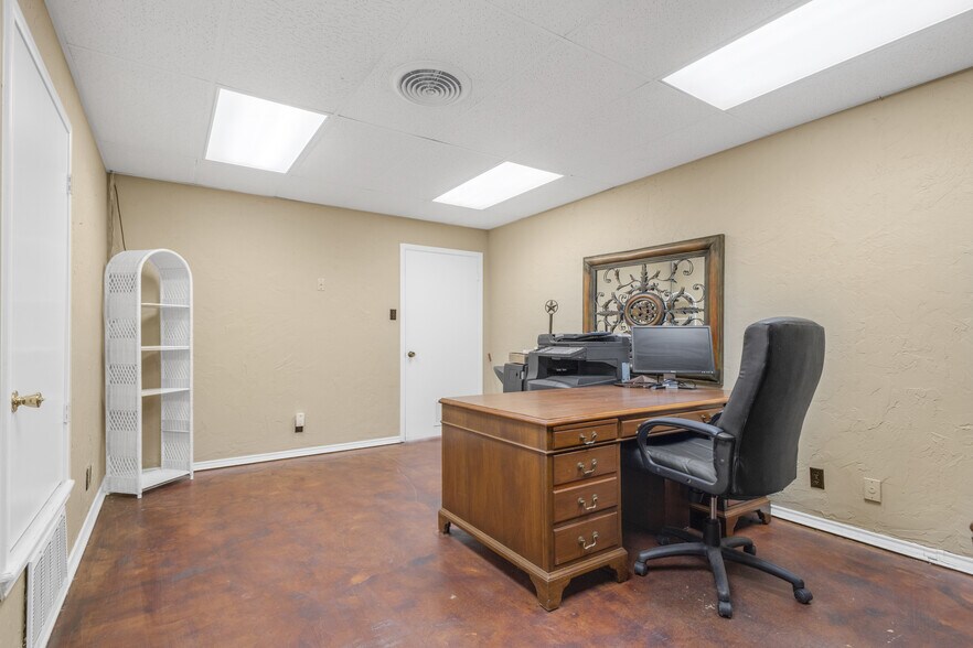 More Photos Of 101 S Main St, Quitman Office For Sale