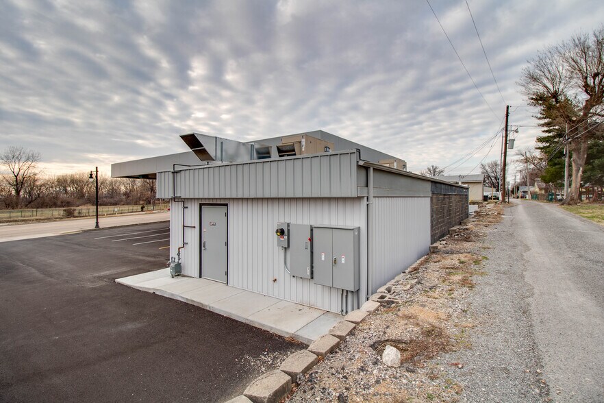 More Photos Of 711 S Central Ave, Roxana General Retail For Sale