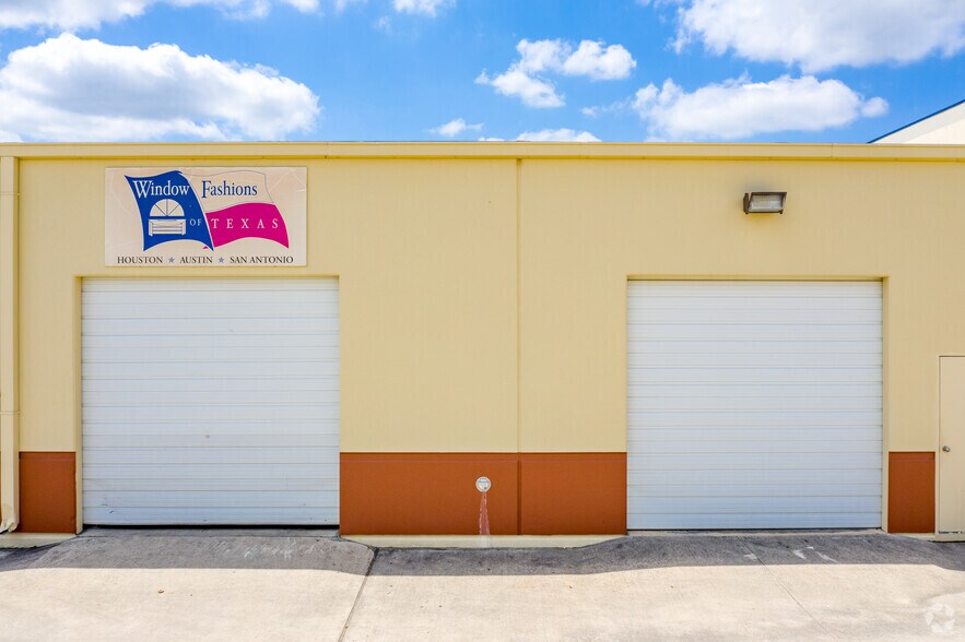 More Photos Of 16151 College Oak Dr, San Antonio Showroom For Lease