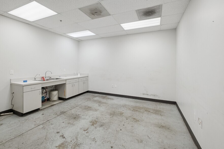 More Photos Of 8100 Kempwood Dr, Houston Manufacturing For Lease