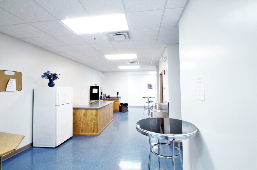 More Photos Of 14240 Dante Ave, Dolton Loft Creative Space For Lease