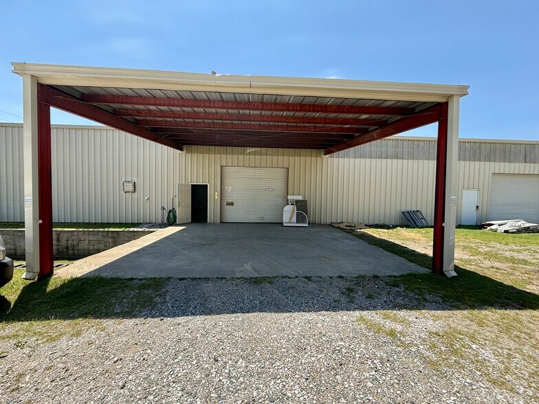 More Photos Of 11815 US Highway 15-501, Aberdeen Distribution For Lease