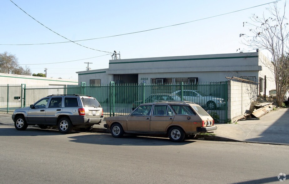 Primary Photo Of 3002 Hyde Park Blvd, Los Angeles Warehouse For Lease