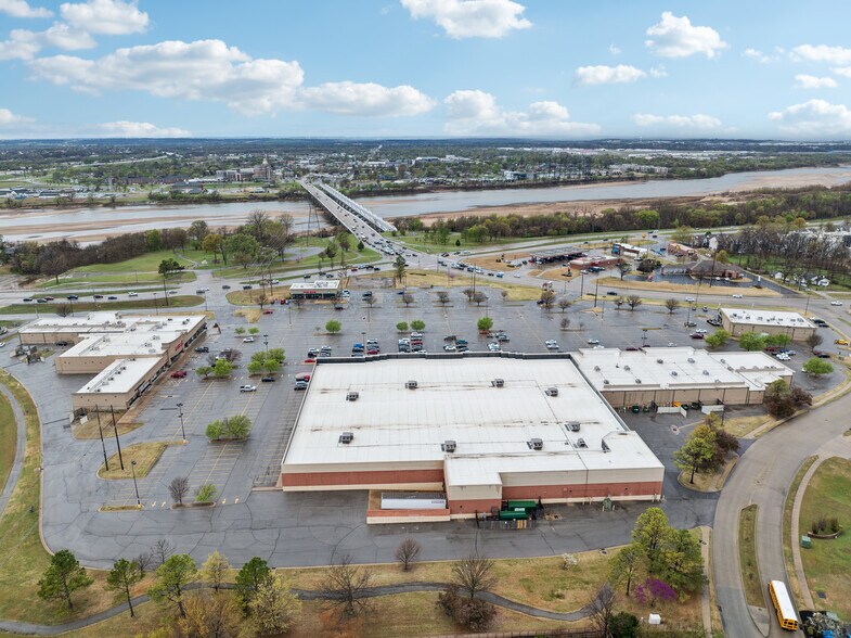 More Photos Of 9595 S Delaware Ave, Tulsa Unknown For Lease