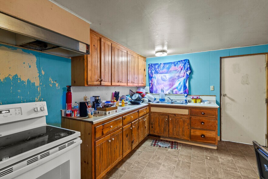 More Photos Of 120 S Hussey Ave, Cave Junction Specialty For Sale