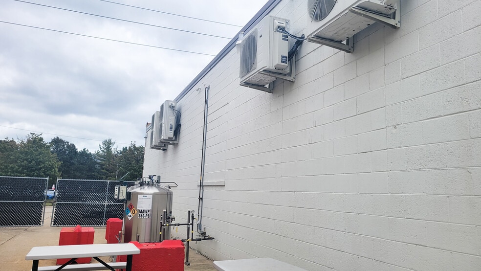 More Photos Of 23295 Blackstone Ave, Warren Manufacturing For Lease