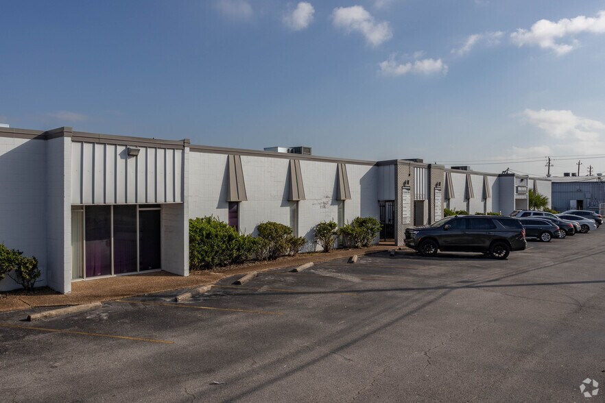 More Photos Of 5320 Gulfton St, Houston Light Distribution For Lease