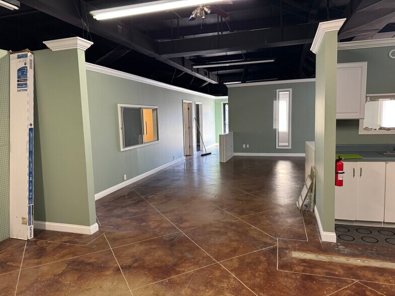 More Photos Of 1721 E Ridgewood Rd, Jasper Light Distribution For Lease