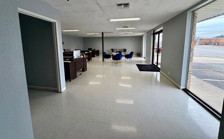 More Photos Of 124 Industrial Dr, Boerne Service For Lease