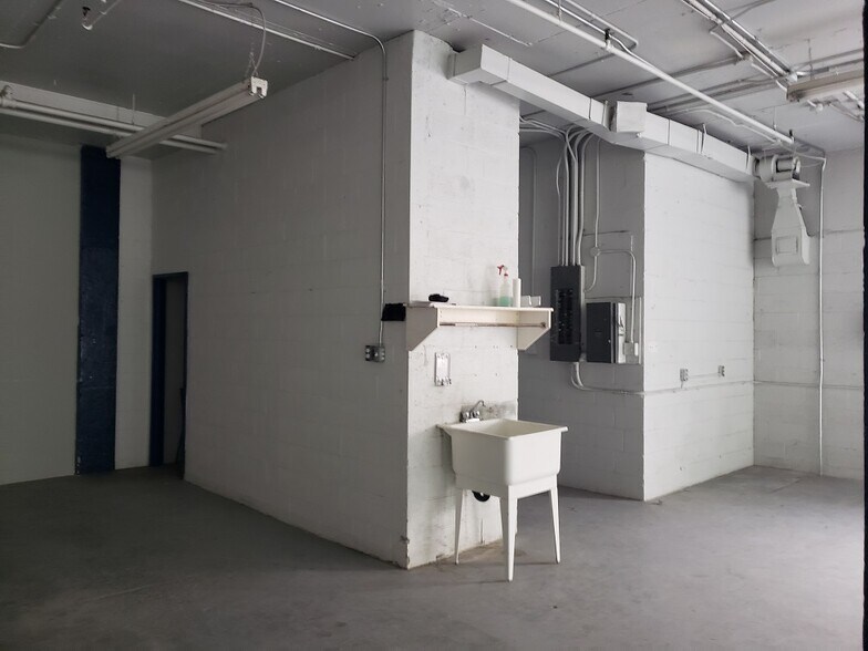 More Photos Of 280 Rue Sauvé O, Montréal Office For Lease