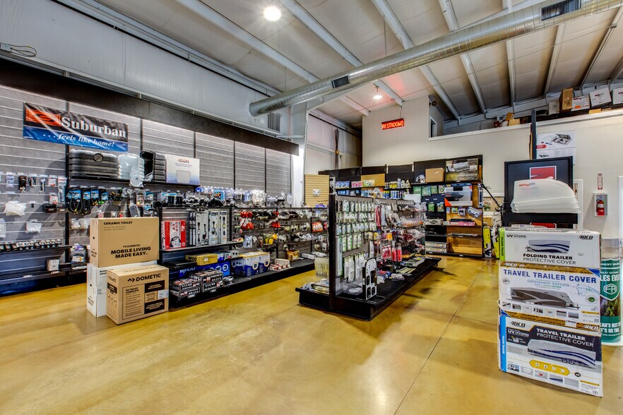 More Photos Of 4081 Camelot Cir, Longmont Showroom For Sale