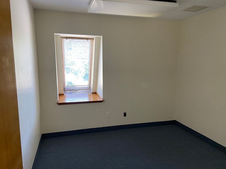 More Photos Of 253 S Washington Ave, Bergenfield Office For Lease