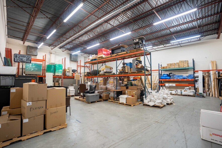 More Photos Of 5501-5519 Pioneer Park Blvd, Tampa Distribution For Lease