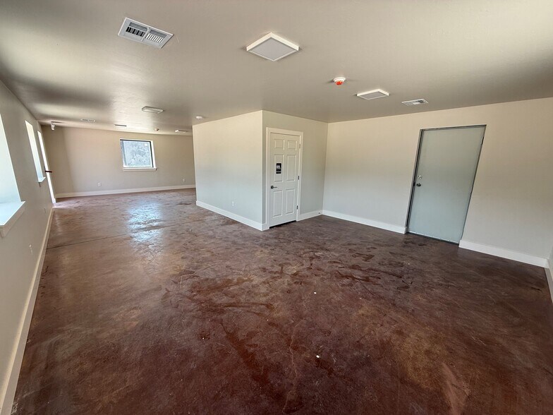 More Photos Of 2690-2730 E Waterloo Rd, Edmond Industrial For Lease