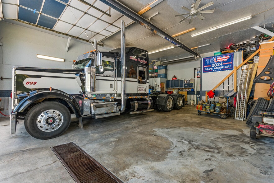More Photos Of 1626 Dearborn St, Ellsworth Industrial For Sale