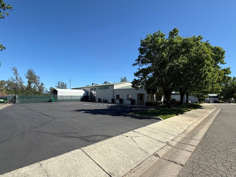 More Photos Of 9626 Tanqueray Ct, Redding Flex For Lease