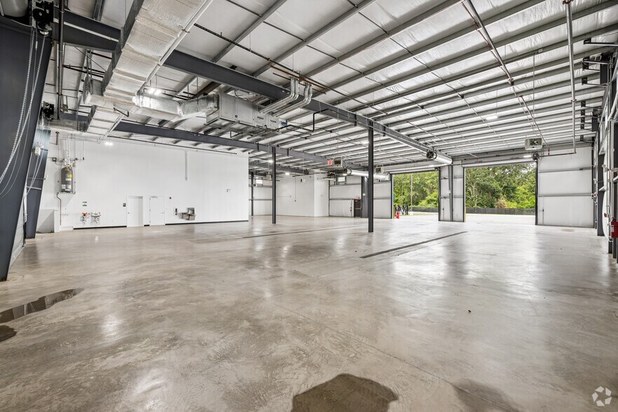 More Photos Of 2577 Forest Ave, Staten Island Truck Terminal For Lease