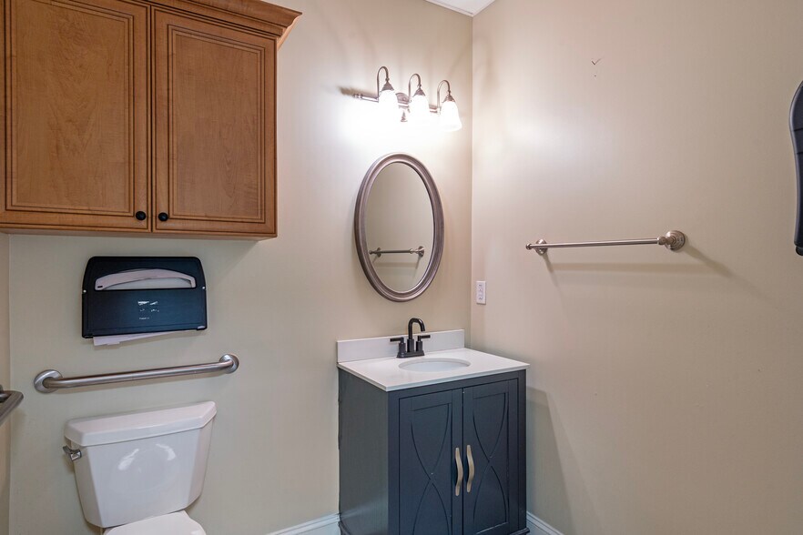 More Photos Of 1905 Woodstock Rd, Roswell Office For Sale