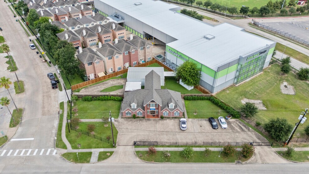 More Photos Of 10400 Main St, Houston Showroom For Lease