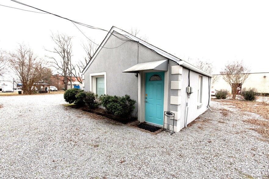 More Photos Of 111 Shivel Dr, Hendersonville Office For Sale