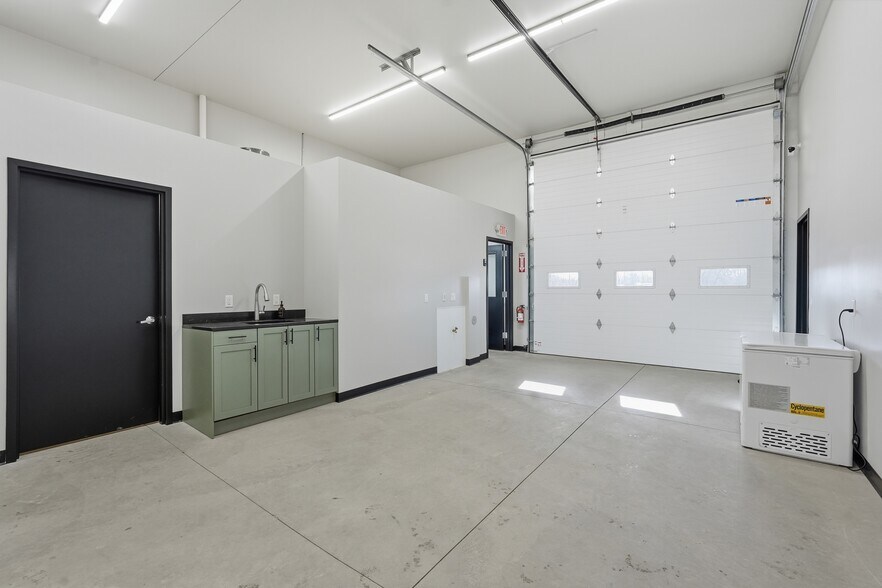 More Photos Of 6580 Lake Rd, Windsor Warehouse For Sale