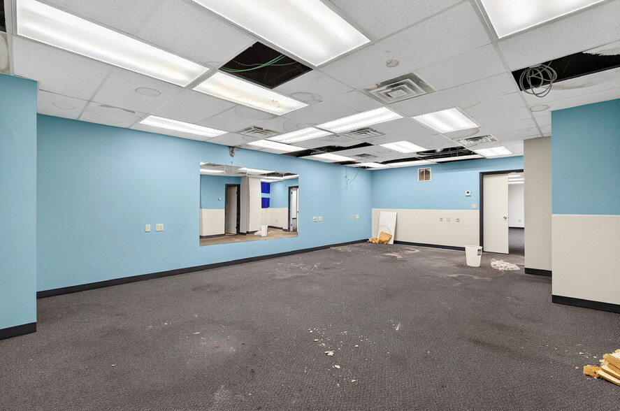 More Photos Of 4127-4141 Mayfield Rd, South Euclid Office For Sale