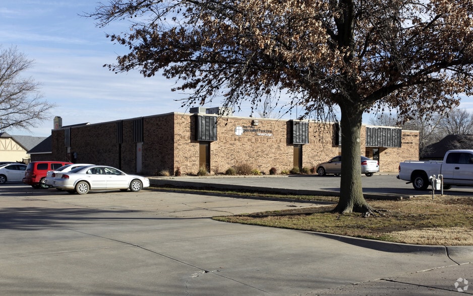 More Photos Of 224 SE De Bell Ave, Bartlesville Medical For Lease