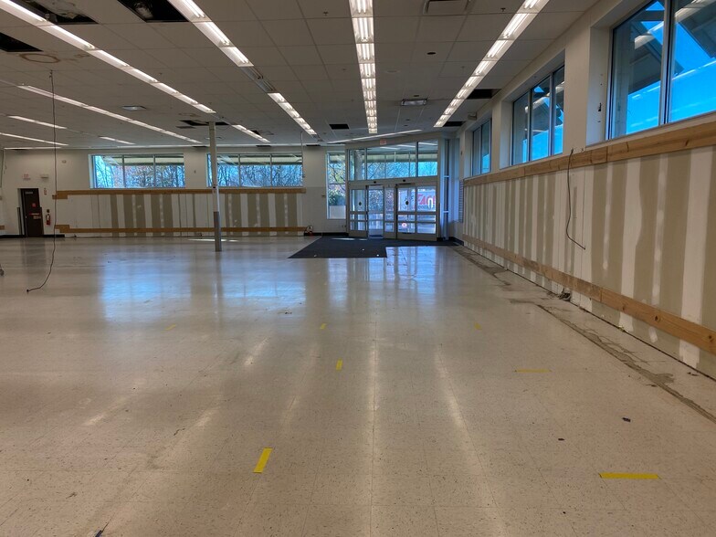 More Photos Of 585 Marketplace Dr, Bel Air Drugstore For Lease