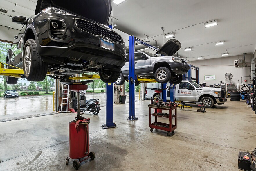 More Photos Of 2940 Weber Dr, Aurora Auto Repair For Sale