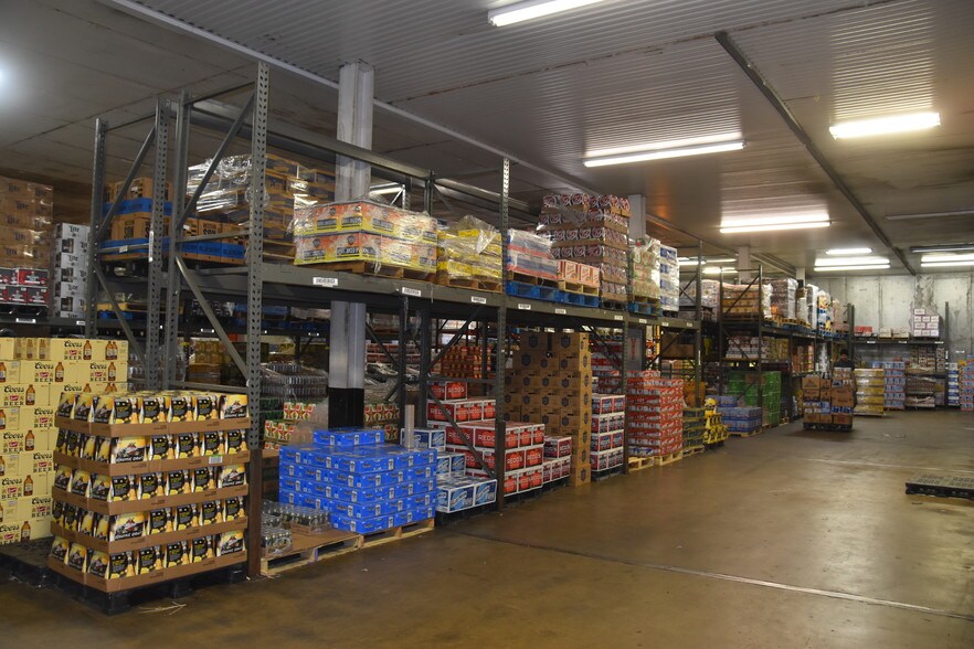 More Photos Of 100 N Church St, Palestine Distribution For Lease