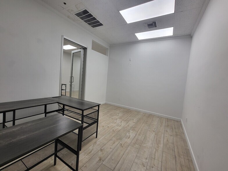 More Photos Of 4711 Oakwood Ave, Los Angeles Office For Lease