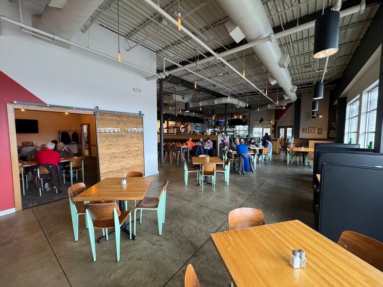 More Photos Of 7729 W Ridgewood Dr, Parma Restaurant For Lease