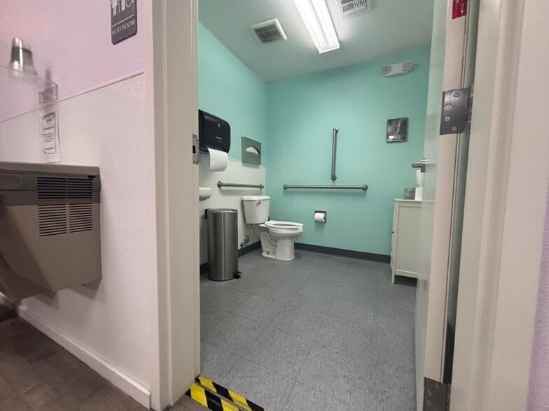 More Photos Of 1027 S Main St, Las Vegas Office For Lease