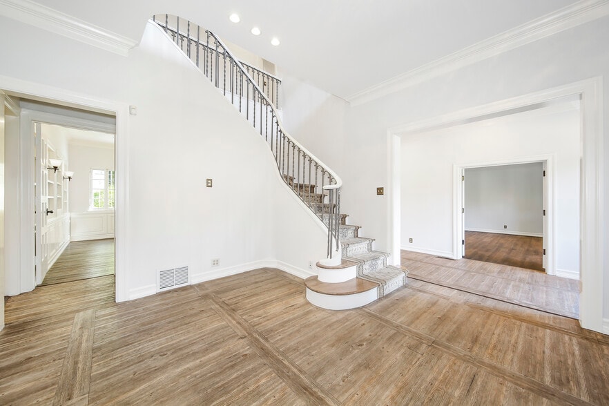 More Photos Of 4526 Wilshire Blvd, Los Angeles Office Residential For Sale