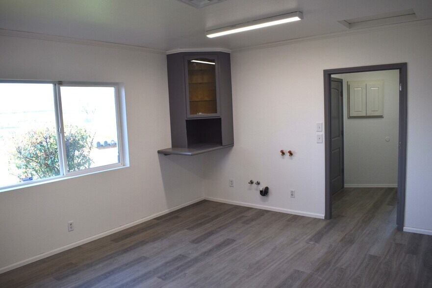 More Photos Of 4216 W 7th Ave, Eugene Warehouse For Lease