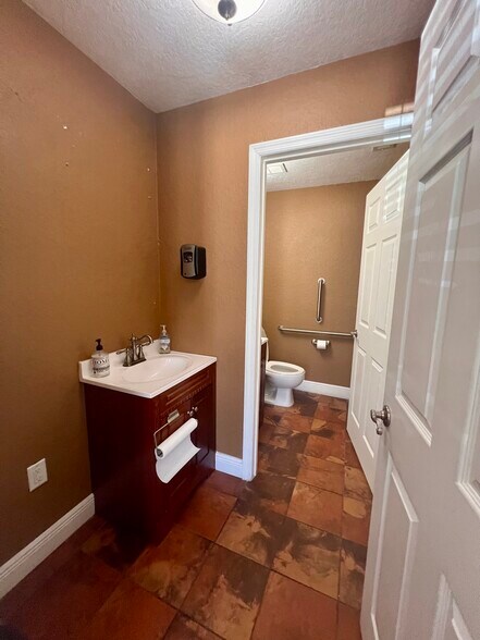 More Photos Of 766 Deltona Blvd, Deltona Flex For Sale