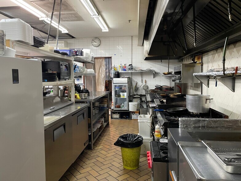 More Photos Of 584 Bloor St W, Toronto Restaurant For Sale