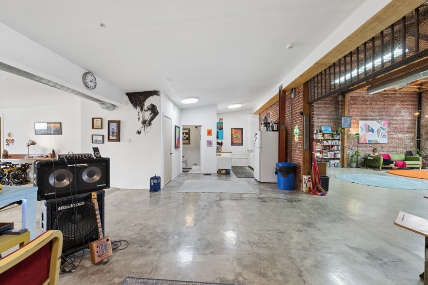 More Photos Of 6215 S San Pedro St, Los Angeles Service For Sale