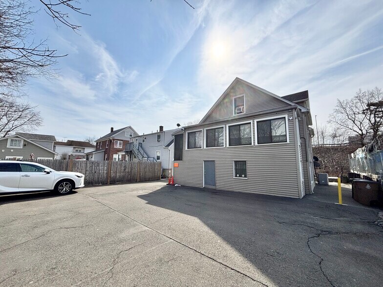 More Photos Of 39 Grenhart Rd, Stamford Freestanding For Lease