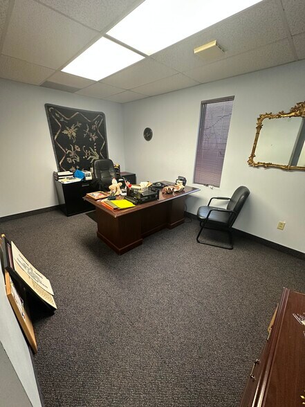 More Photos Of 1810 Joseph Lloyd Pky, Willoughby Flex For Sale