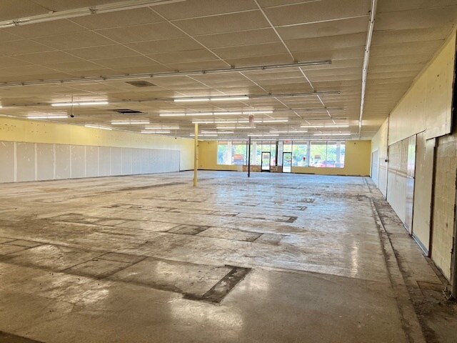 More Photos Of 1029 S Main St, Woodstock Unknown For Lease