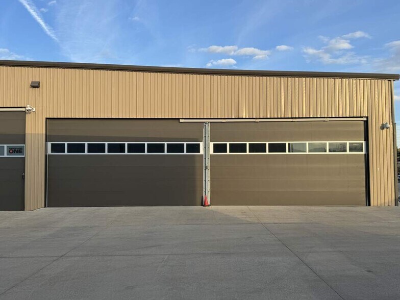 More Photos Of 3000 Airport Dr, Erie Flex For Sale
