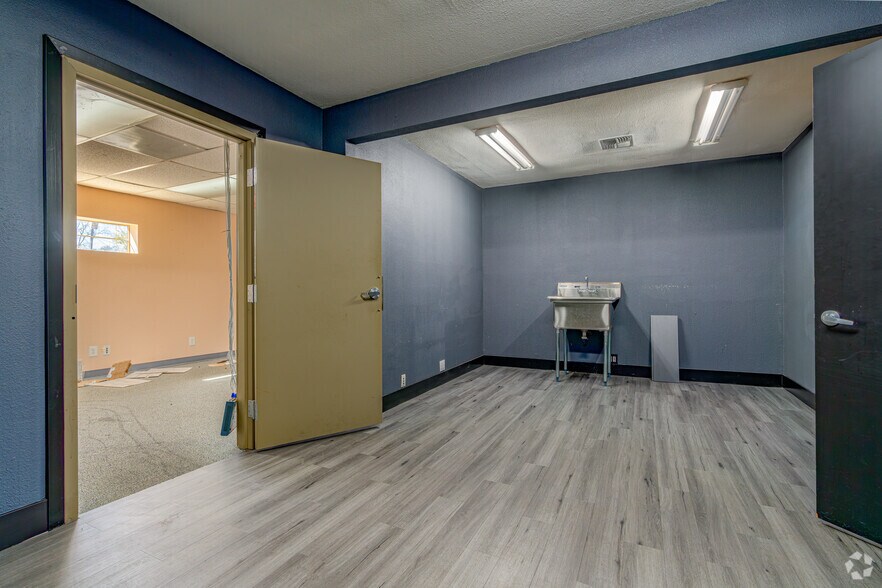 More Photos Of 216-220 Riverside Ave, Roseville Storefront Retail Office For Lease