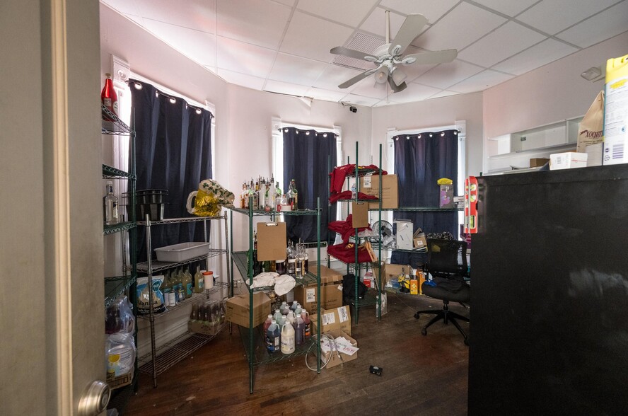 More Photos Of 221 Duval St, Key West Restaurant For Lease