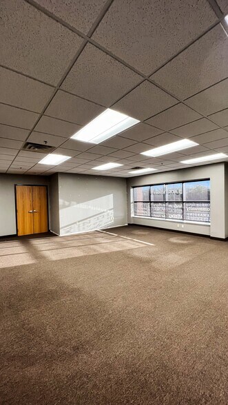 More Photos Of 2850 Cutters Grove Ave, Anoka Office For Lease
