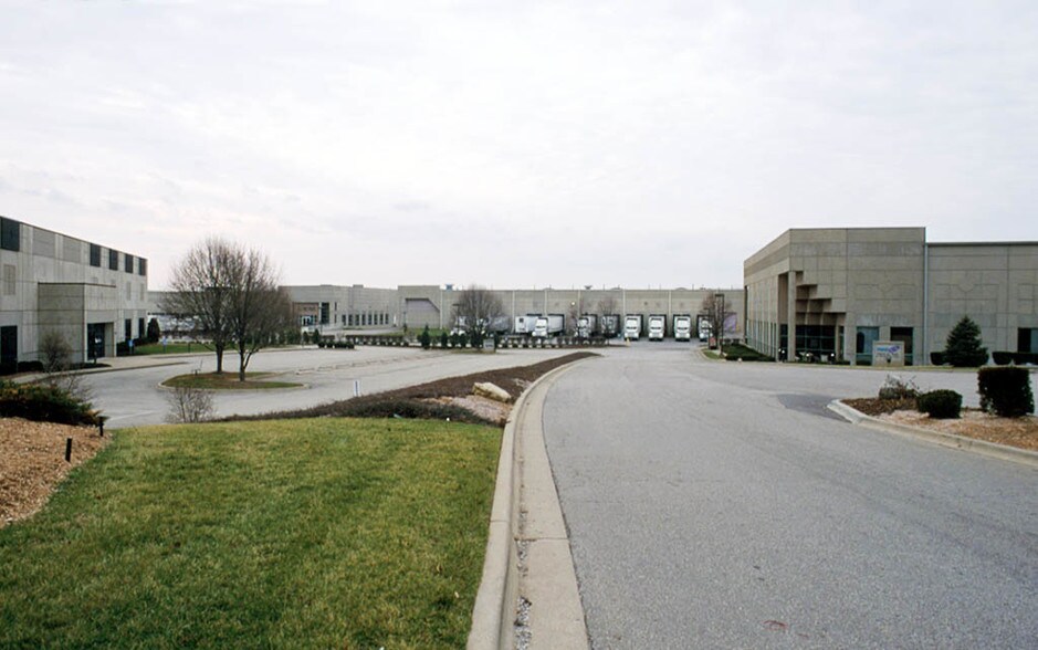 More Photos Of 12500 Westport Rd, Louisville Unknown For Lease