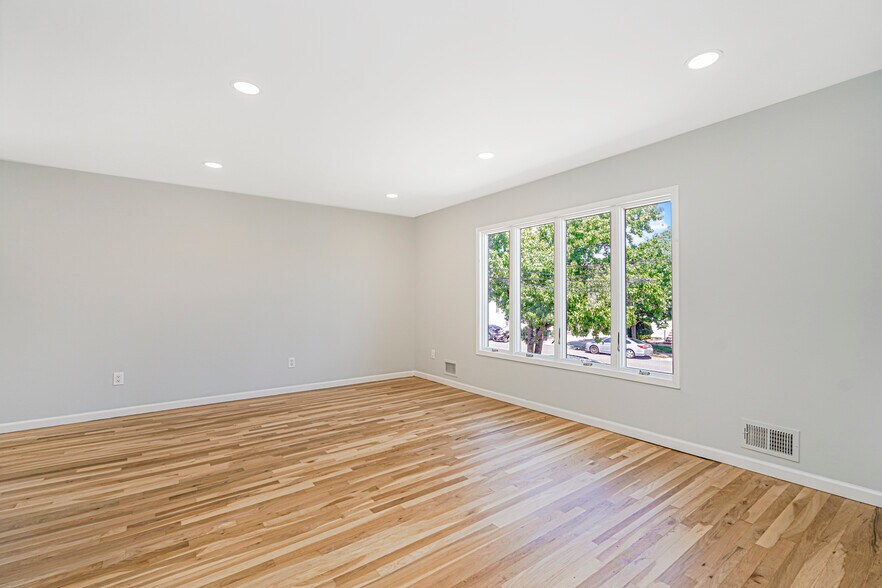 More Photos Of 622 Barlow Ave, Staten Island Office For Sale